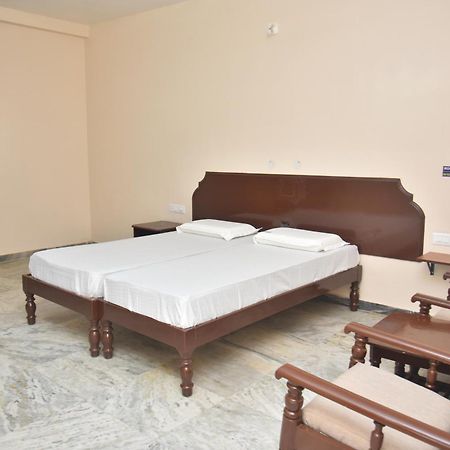 Arihanth Deluxe Lodge Shimoga Extérieur photo